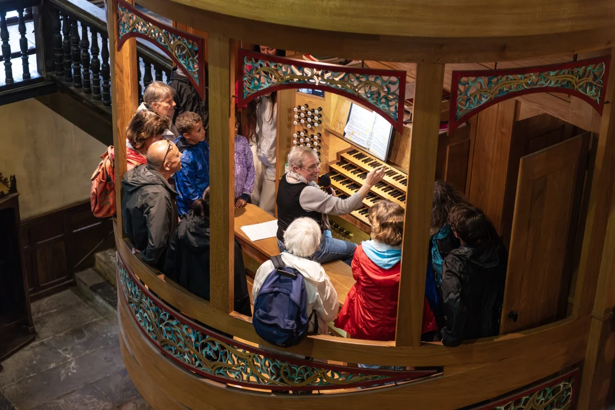 The organ of Urrugne - Meeting with a grand instrument for the duration of a score