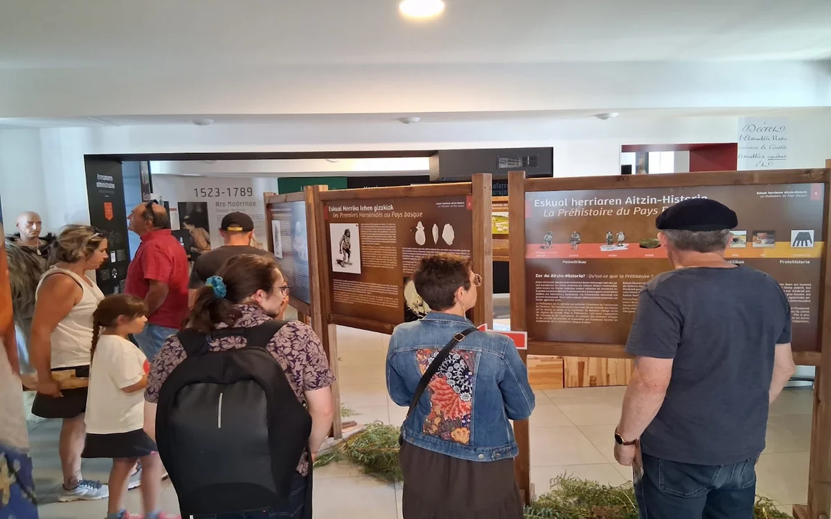 Visit to the Mehaka interpretation center on Lower Navarre in French.