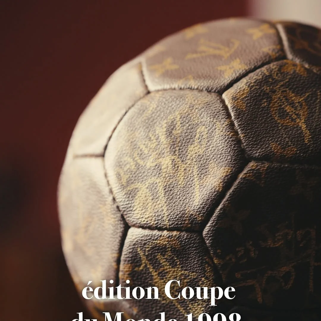 Vente aux enchères du ballon de la Coupe du Monde 1998 signé par les Bleus