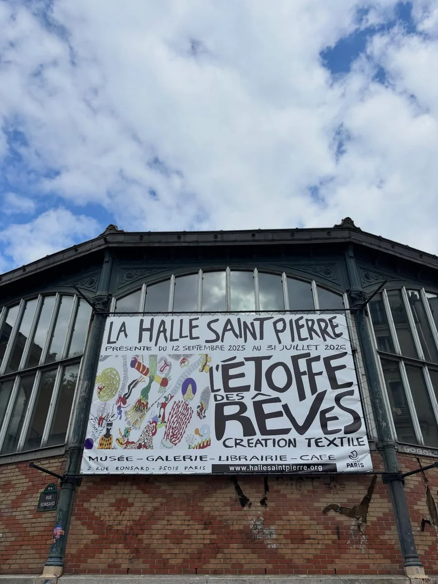 Exposition « L’étoffe des rêves » (création textile & art brut) à la Halle Saint Pierre
